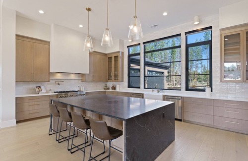 Bend Casa | Private Wakeboarding Lake, Hot Tub, Fire Pit, 10 Min 2 Bend