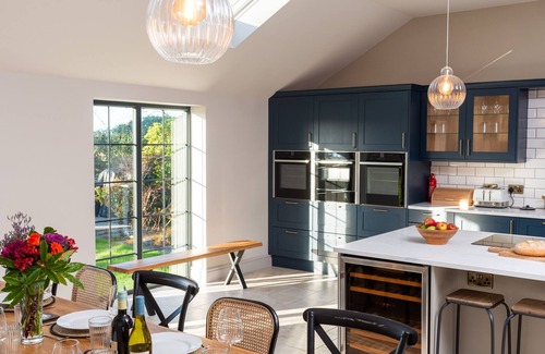 Dyffryn Ardudwy Cabaña | BENNAR FAWR, pet friendly, luxury holiday cottage in Dyffryn Ardudwy