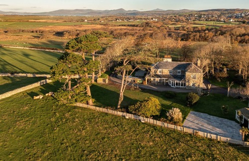 Dyffryn Ardudwy Cabaña | BENNAR FAWR, pet friendly, luxury holiday cottage in Dyffryn Ardudwy