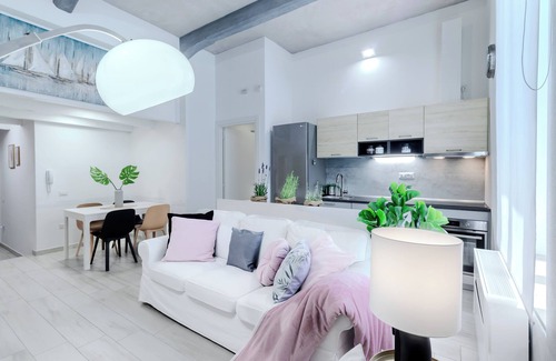 Cagliari Apartamento | Benny's rose house. 2 minutes walk to pedestrian area. CIN IT092009C2000Q2584