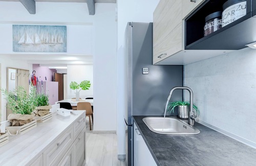 Cagliari Apartamento | Benny's rose house. 2 minutes walk to pedestrian area. CIN IT092009C2000Q2584