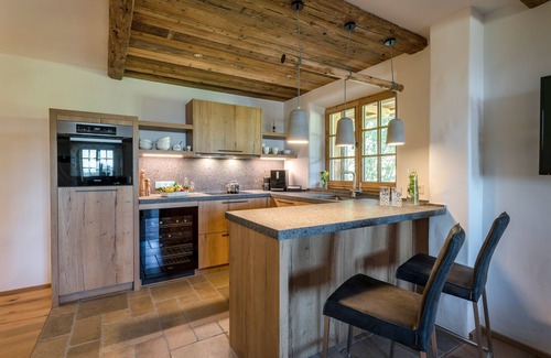 Frasdorf Apartamento | Bergwiesen-chalet-suite 80qm, 2 Schlafzimmer, Wohnraum mit Küche, Kamin und Bad mit Sauna, Balkon mit Whirlpool