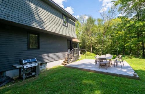 Housatonic Casa | Berkshire Vacation Rentals: Spacious & Serene Berkshires Retreat In The Woods