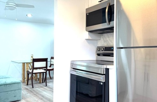 Longbeach Village Casa | Bermuda-esque Island Cottage! Steps to Sand!