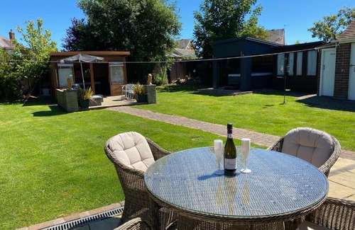 Withernsea Casa | BeRo Bungalow with a hot tub & a large garden!