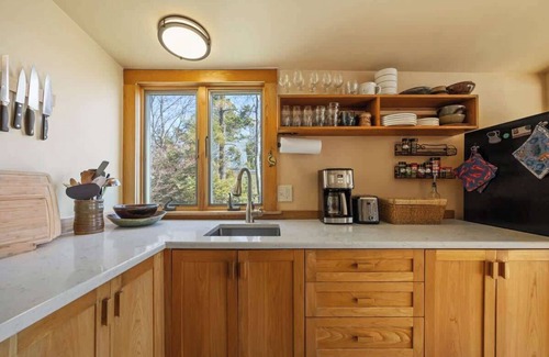 Lamoine Casa | Berry Cove Cottage-Oceanfront!