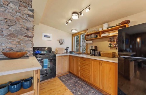 Lamoine Casa | Berry Cove Cottage-Oceanfront!