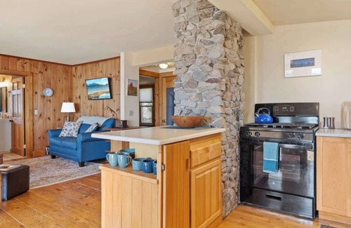 Lamoine Casa | Berry Cove Cottage-Oceanfront!