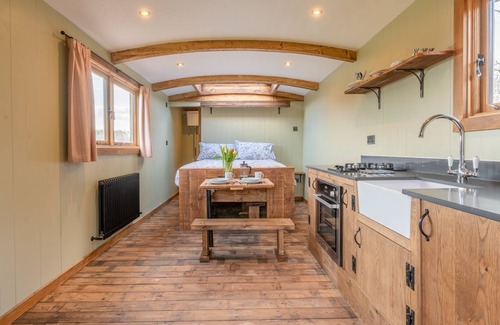 Lydney Cabaña | Bertha - sleeps 2 guests in 1 bedroom