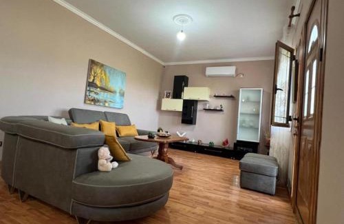 Mbrostar-Urë Apartamento | Besa House