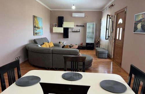 Mbrostar-Urë Apartamento | Besa House