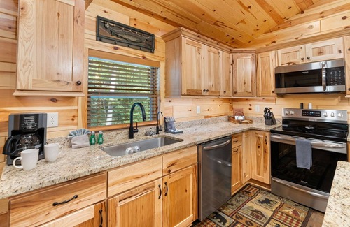 Cosby Cabina | Beside Still Water 2 - 2 Bedrooms, 2 Baths, Sleeps 6 Home by RedAwning