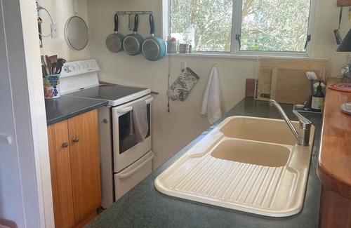 Waikanae Cabaña | Soleado carácter costero bach en el tranquilo entorno del lago