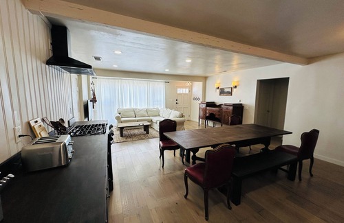 West Athens Casa | Bespoke 3-bedroom cottage with AC in vibrant Los Angeles near LAX/Sofi/Kia Forum
