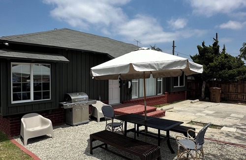West Athens Casa | Bespoke 3-bedroom cottage with AC in vibrant Los Angeles near LAX/Sofi/Kia Forum
