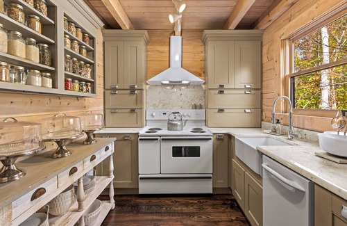 Wears Valley Cabina | Bespoke Cabin w/Pool access, minutes from Nat'l Park & Pigeon Forge
