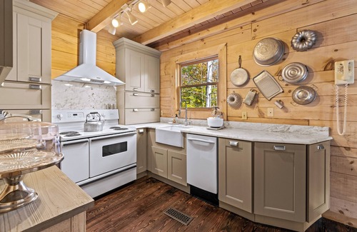 Wears Valley Cabina | Bespoke Cabin w/Pool access, minutes from Nat'l Park & Pigeon Forge