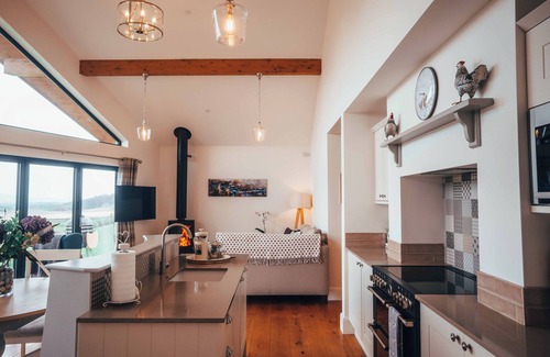 Montgomery Casa | Bespoke countryside retreat sleeping 4. Pet friendly with a hot tub and BBQ.