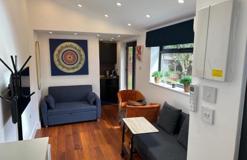 Hendon Casa | Bespoke Gallery guesthouse
