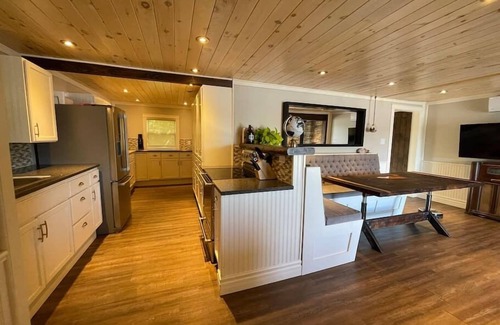 Kings County Casa | Bespoke Lake Cottage