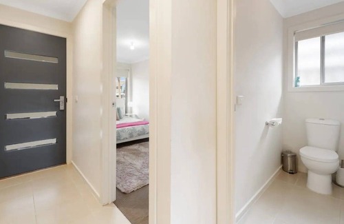 Mernda Casa | Bespoke Modern Home Self Check-In & Parking