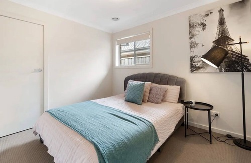 Mernda Casa | Bespoke Modern Home Self Check-In & Parking