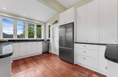 Bayswater Casa | Bright and Spacious Home in Prime Bayswater Location.