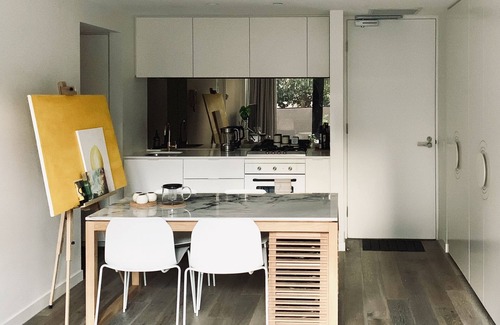 South Yarra Apartamento | Bespoke Yarra River Living Courtyard Chapel Street Shops Cafés Netflix