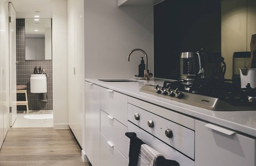 South Yarra Apartamento | Bespoke Yarra River Living Courtyard Chapel Street Shops Cafés Netflix