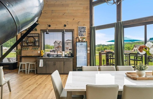 Wears Valley Casa | Best in Smokies - Grotto Pool, Bowling, Golf Sim