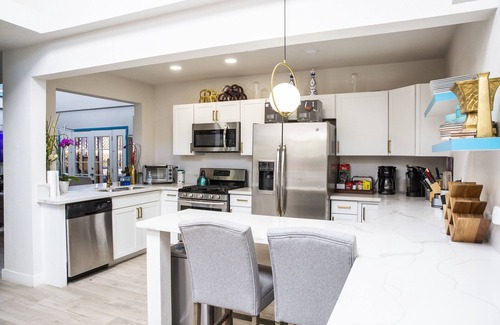 Las Vegas Casa | Best in Vegas!7 Bedroom/12 beds -Sauna, Jacuzzi, Tropical, Golf, CLOSE TO STRIP!