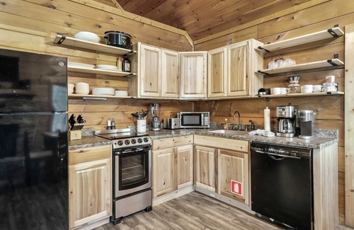 Pigeon Forge Cabina | Best Location! 2KingBd, HotTub, PoolTable, Arcade, CommunityPool, Sleep6, NoPet