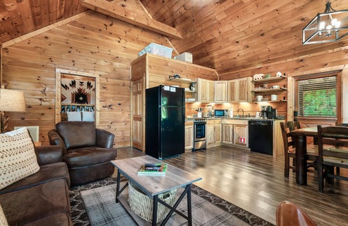 Pigeon Forge Cabina | Best Location! 2KingBd, HotTub, PoolTable, Arcade, CommunityPool, Sleep6, NoPet