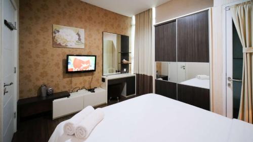Surabaya Apartamento | Best Location and Tidy 2BR Apartment at Trillium Residence By Travelio