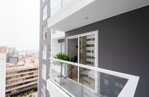 Miraflores Apartamento | BEST LOCATION BALCONY! MIRAFLORES HEART 1BD/1.5BA