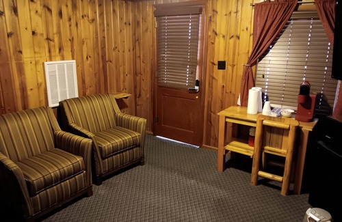 Hill City Cabina | Best location in the Black Hills! Walk to Hill City, 15 Minutes to Mt Rushmore