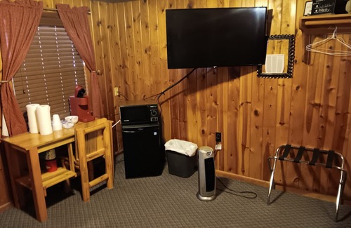 Hill City Cabina | Best location in the Black Hills! Walk to Hill City, 15 Minutes to Mt Rushmore