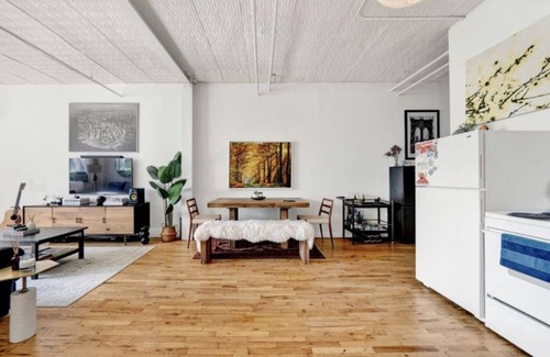 Williamsburg Casa | Best Location in Williamsburg Big Sunny Art Loft