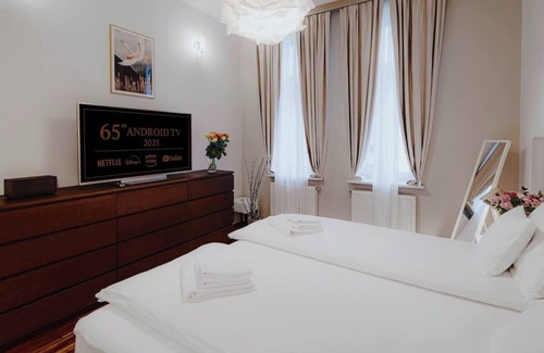 City Centre Apartamento | Best location! Near Castle, River & Main Sqr, 2x4K; Free guarded car parking