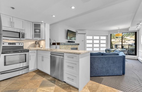 Whistler Village Condominio | BEST Location! Stunning Mountain Views, Ski-in/Ski-out, Base of both lifts!⛷🚠