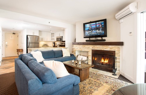 Whistler Village Condominio | BEST Location! Stunning Mountain Views, Ski-in/Ski-out, Base of both lifts!⛷🚠