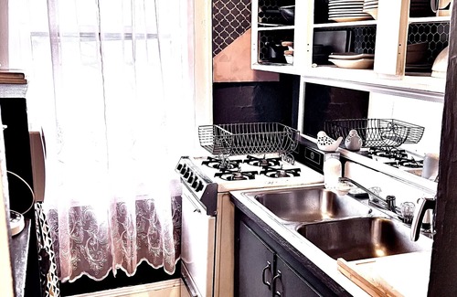 Poncey-Highland Apartamento | Best location Vintage Studio -with parking spot