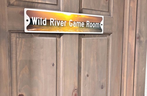 Newaygo Cabina | Best log cabin in western Michigan on the Muskegon River - time to get away.
