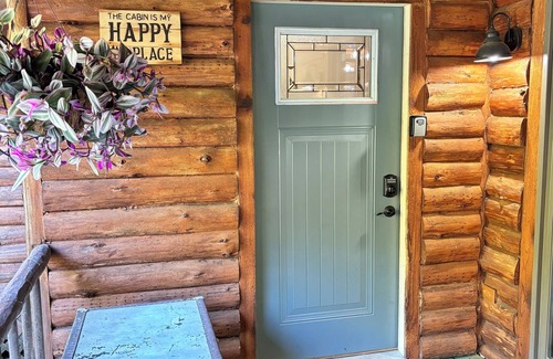 Newaygo Cabina | Best log cabin in western Michigan on the Muskegon River - time to get away.