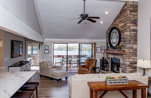 Osage Beach Condominio | ¡La mejor vista del canal principal!Condominio 3Br / 3Bath Knolls con deslizamiento GRATUITO. Piscina interior y exterior