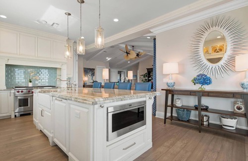 Bradenton Beach Casa | Best of both worlds! Luxury 6000+ sq ft Bay front home also next to Beach