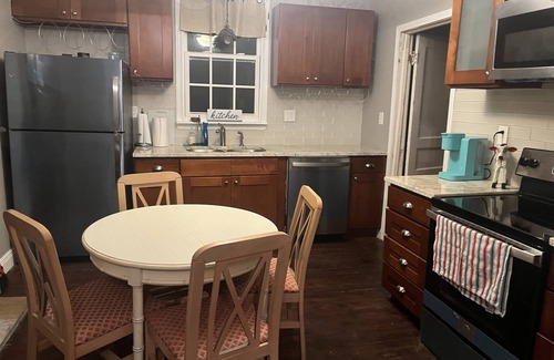 Algiers Point Apartamento | Best of Both Worlds: 3 Minute Ferry Ride to FQ. Mardi Gras week available!
