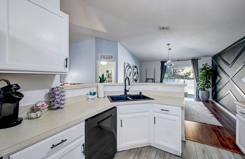 Westside Casa | BEST on the WEST HomeNr Shopping/Food/DWTN with Games &Private Yard