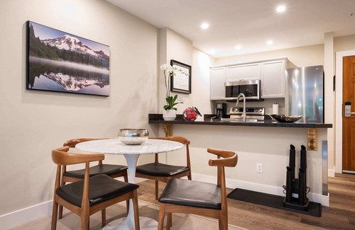 Upper Village Condominio | The Suite Life Original | A/C+Pool+HotTub+SkiOut | Couples Escape | The Aspens