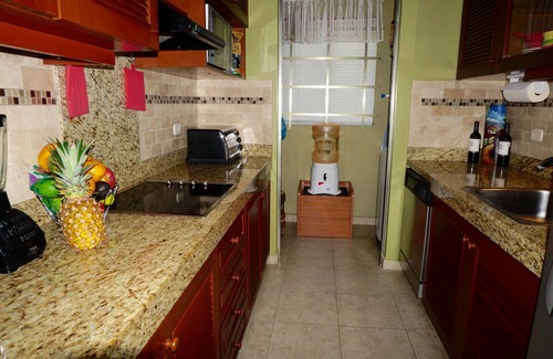 Puerto Aventuras Condominio | Condominio junto a la piscina en relajante comunidad cerrada del océano.